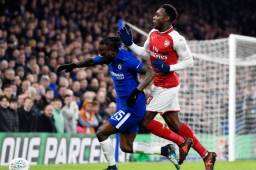 Victor Moses y Welbeck disputando la posesión del esférico. FOTOS: EFE