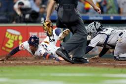 La jugada de Mauricio Dubón donde pudo darle el empate a los Astros en la última entrada, pero al final fue out en home. Foto: AFP