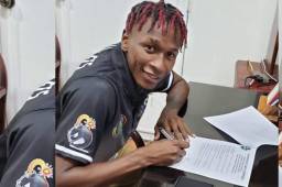 Pablo Arzú firmando contrato con el Santos de Siguatepeque.