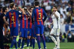 Sergio Ramos fue expulsado en el Clásico ante el Barcelona y antes de irse, le hizo señas a Piqué.