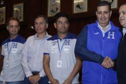 Los entrenadores de la Sub-20 y Mayor, además del presidente y secretario de Fenafuth junto al director deportivo estuvieron en la Municipalidad de San Pedro Sula en la presentación del Premundial.