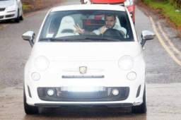 Este es el pequeño Fiat 500 Abarth que llevaba Sergio Romero a los entrenamientos del Manchester United.
