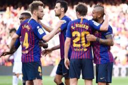 Arturo Vidal es felicitado por sus compañeros tras anotar el 1-0 del Barcelona que acabó duplicando su diferencia gracias a Messi.