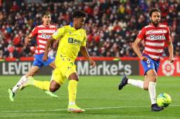 Antony Lozano en la disputa del esférico durante el encuentro ante Granada. Foto: cortesía Cádiz.