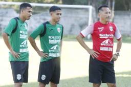 Cristian Cálix (centro) junto al asistente Jorge Pineda y el volante Selvin Guevara; este último espera una resolución para poder jugar. Fotos Neptalí Romero