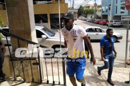 Alberth Elis bajó para saludar a sus familiares que llegaron a desearle suerte.