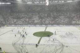 El campo de la Juventus se encuentra totalmente cubierto de nieve.