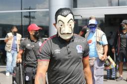 El futbolista del Olimpia German 'Patón' Mejía con una máscara de los personajes de 'La Casa de Papel' una serie de Netflix con un trama de atracadores de bancos.