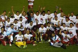 Los jugadores del Malacateco posando con la copa. Es el primero para los “Toros” en la historia del fútbol chapín. Foto Omar Solís - Emisoras Unidas