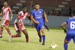 El volante Cristhopher Urmeneta disputa la pelota con Cholby Martínez del Vida. Fotos Samuel Zelaya