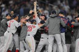 Los jugadores de Boston Red Sox festejan el pase tras eliminar a los Yankees en Nueva York. Fotos AFP