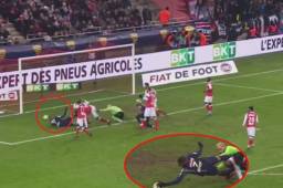 Mbappé fue amonestado luego de marcar un gol con la mano en la victoria del PSG sobre Reims.