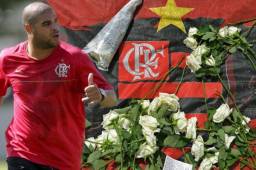 Adriano militó para el Flamengo, pero fue criticado por una imagen durante la tragedia.
