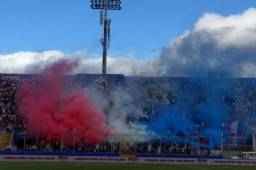 La afición del Olimpia siempre pone el colorido en las gradas del estadio Nacional de Tegucigalpa.