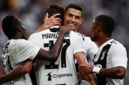 Cristiano Ronaldo felicitó a Mandzukic por su segundo tanto.