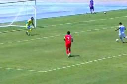 Tremenda falla: Choco Lozano no pudo definir solo frente al portero Deshawn Whittaker de Islas Caimán