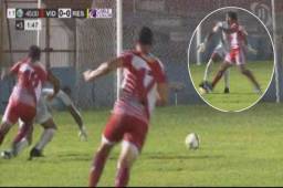 Esta es la acción que casi le cuesta un gol a 'Buba' López frente a Vida. Ángel Rodríguez estuvo cerca de robarle el balón al meta españolista.