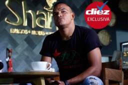 Rony Martínez y DIEZ se sentaron a platicar en Shanti después que el goleador fuese figura de Real España en la obtención de la Copa Premier Centroamericana. Fotos: Neptalí Romero