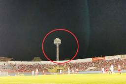 En pleno partido, se apagó una de las torres de iluminación del estadio ceibeño que dejó a oscuras el partido. Fotos Edgar Witty