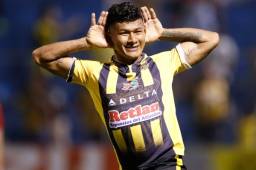 El delantero Iván López celebrando uno de los goles con la camisa del Real España, equipo que ya le hizo una propuesta para renovación y está a la espera. Foto DIEZ