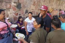 Boniek García llevó alimento a personas que estaban en el Hospital Escuela de Tegucigalpa.