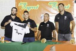 Momentos cuando el presidente del Honduras Progreso, Elías Nazar, presentaba a Luis Alvarado como DT, Ovidio Fúnez de asistente y Orlin Vallecillo de PP.