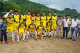 Salas posando junto al resto de la plantilla de El Moderno en Choluteca.