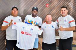 La camisa que le regaló el Olimpia a su exjugador, Boniek García. Foto: @CDOlimpia