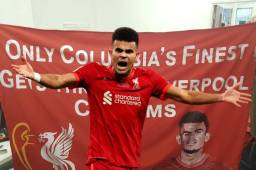 Referencia al narcotráfico: la irrespetuosa manta de los hinchas del Liverpool a Luis Díaz que enfada en Colombia