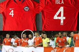 Isla le regaló la camisa de Chile a Mejía y Leverón.