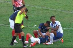 Momento en que el jugador del Arsenal de Cantarranas se desplomó en el estadio Juan Ramón Brevé de Juticalpa.