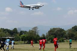 Partido entre el Atlético Limeño frente al Comayagua FC disputado en el estadio Milton Flores de la Lima, Cortés, escenario junto al Aeropuerto internacional.