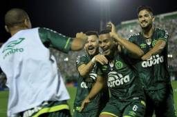 Los jugadores del Chapecoense celebrando la segunda anotación.