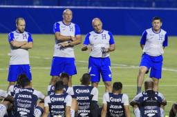 El entrenador de la Selección de Honduras, Fabián Coito, charlando con los futbolistas catrachos mientras sus ayudantes escuchan lo que dice.