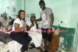 Maynor Figueroa y su esposas visitaron a Miguel González.