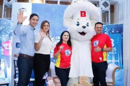 Carlos Mejía (izquierda) y Clarissa Soriano (centro) durante la presentación de la maratón de Bimbo. Foto Moisés Valenzuela.