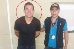 En redes sociales hacen mofa de la fotografía, ya que Marco Pappa sale esposado y con una sonrisa lúcida.