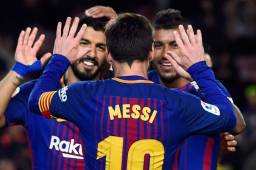 Suárez y Paulinho celebrando junto a Messi el triunfo del Barcelona.