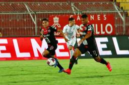 El mediocampista hondureño Alexander López fue titular con la Liga Alajuelense de Costa Rica que se impuso de visitante 3-2 frente al Municipal Grecia.