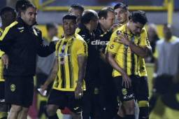 Jhow Benavídez salió lesionado en el duelo ante Motagua. Su lesión es en la clavícula.