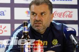 Ange Postecoglou dice que tiene a todos sus jugadores disponibles para la ida de repechaje contra Honduras este viernes en el Olímpico. Foto Delmer Martínez