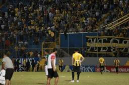 El partido estuvo detenido por diez minutos con la expulsión del cuerpo técnico de Marathón y la invasión de aficionados.