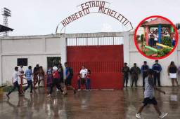La afición busca la forma de no mojarse en las afueras del Micheletti.