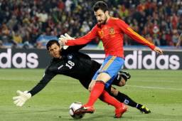 El portero Noel Valladares en acción durante el Mundial de Sudáfrica 2010 frente a España intentando quitarle la pelota a Cesc Fábregas. Foto DIEZ