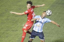 El Choloma (rojo) enfrentó al Broncos del Sur en Choluteca e igualaron sin goles en la ida por el no descenso de la liga de segunda división. Fotos Ronal Aceituno