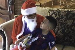 El jugador Mario Martínez sorprendió a su hijo Arjen a quien le llevó regalos. Foto cortesía MM10