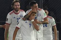 Los jugadores chilenos celebran el gol de Alexis Sánchez con el que vencieron a Paraguay en Asunción por las eliminatorias al Mundial 2022.