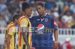 Wilfredo Barahona platicó mucho con Ronaldinho durante el partido.