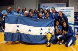 Las chicas de la selección Sub-20 de Voleibol de Honduras posan con el trofeo del primer lugar del XVIII Centroamericano. Foto FNVH