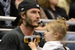 Beckham fue acusado de pedófilo por publicar una fotografía besando a su hija.